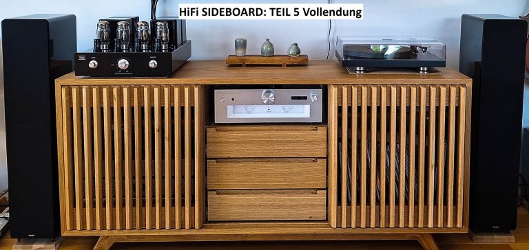 Ein HiFi Sideboard oder Kommode aus Eichenholz mit Schiebtüren