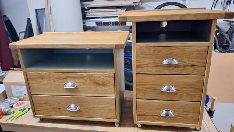 Rollkästen, Fernseher, Eichenschubladen