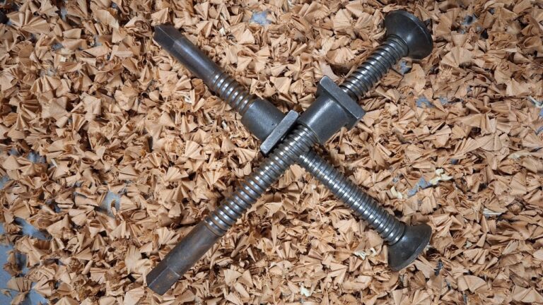 Leimpressen mit einem Stahlrahmen und Spindeln aus Gusseisen